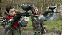 Камызякские подростки сыграли в пейнтбол 